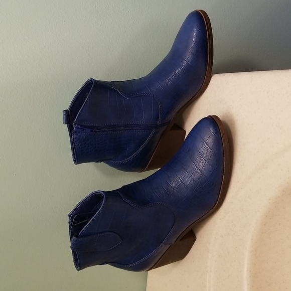 True Craft Women's Cobalt Blue Croco TC-Winnie. Brand new. Never worn. - Picture 2 of 11